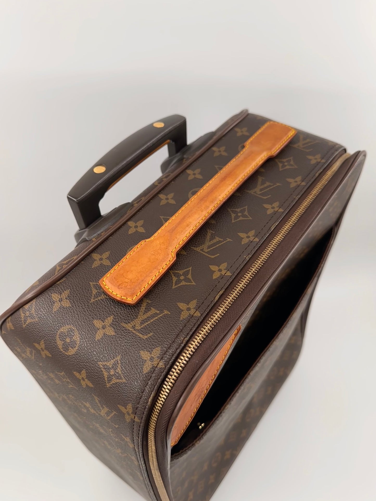 Louis Vuitton Pegase 45 Wheelie suitcase