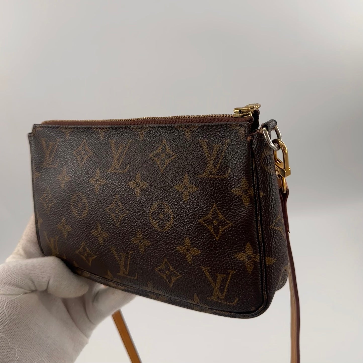 Louis Vuitton Pochette Accessoires - Crossbody
